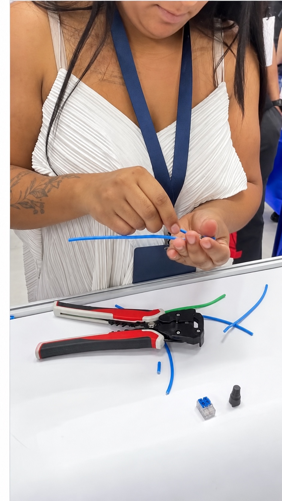 Eletricista montando uma conexão durante a dinâmica